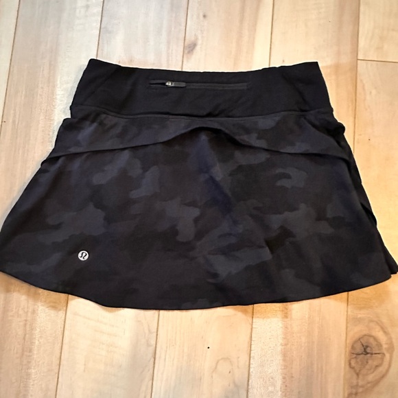 Lululemon Play Off The Pleats Mid Rise Skirt size 4 Camo Deep Coal Multi / Black - Picture 3 of 4